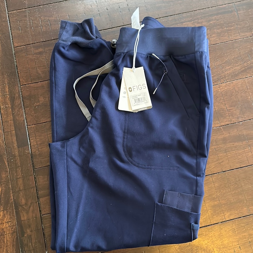 FIGS Women’s Navy 22 pocket jogger scrub! NWT Special edition!